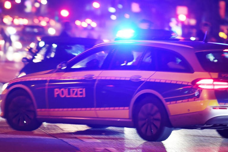 Ein Streifenwagen der Polizei in Hamburg (Symbolbild): Ein Haftbefehl steht noch aus.
