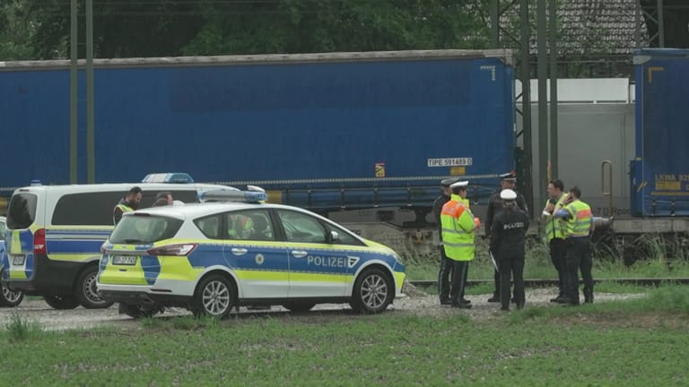 Polizei am Unglücksort: Die Bahnstrecke war für Stunden gesperrt.