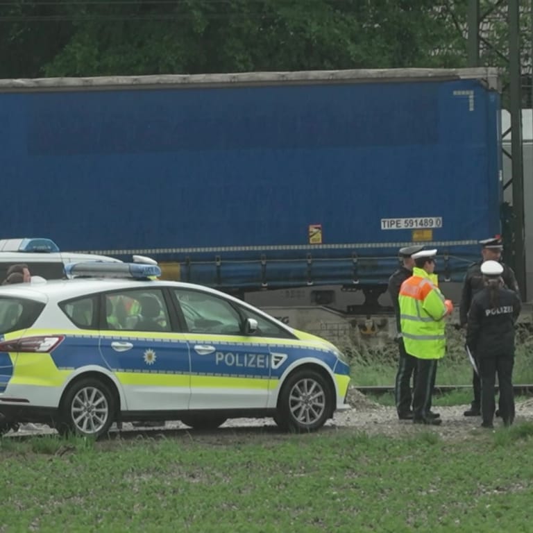 Polizei am Unglücksort: Die Bahnstrecke war für Stunden gesperrt.