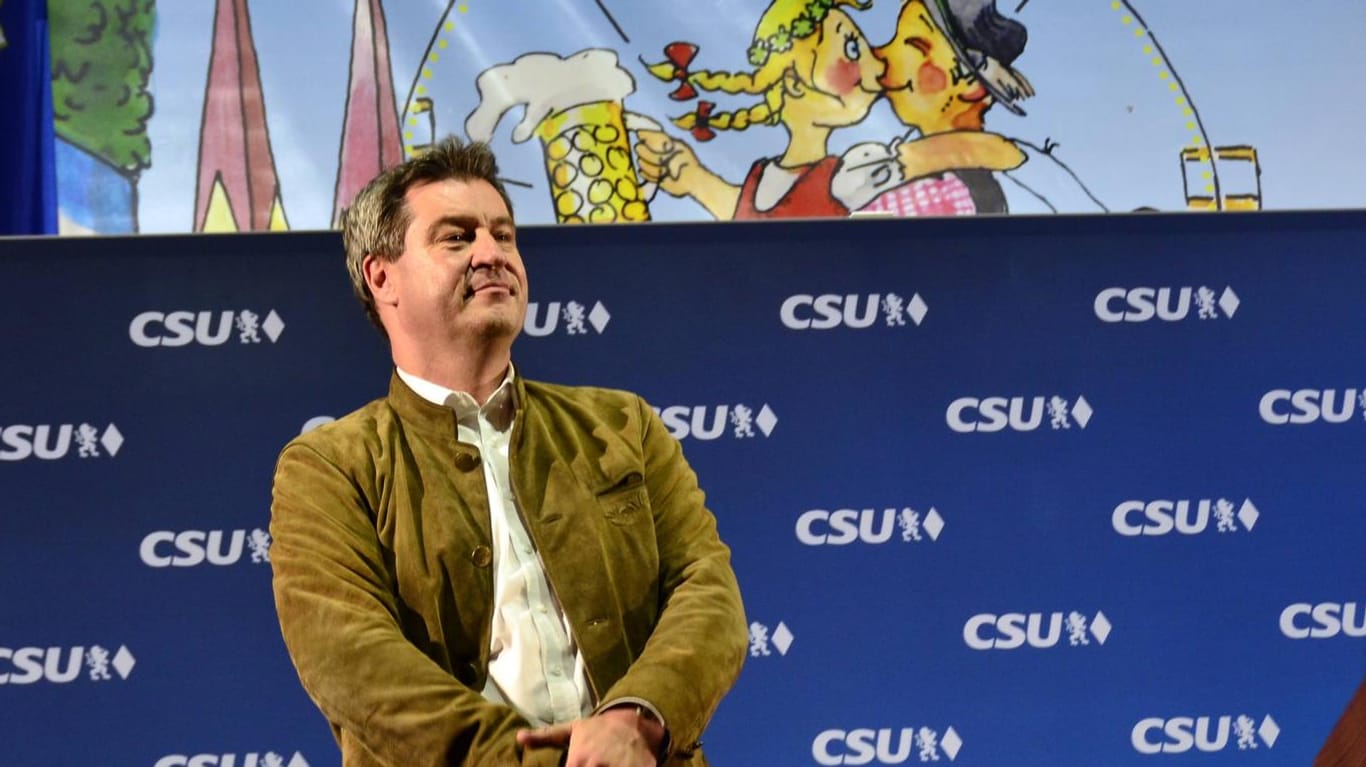 Markus Söder 2018 bei einer Bierzeltrede (Archivbild): Als noch neuer Ministerpräsident beging er einige Fehler.