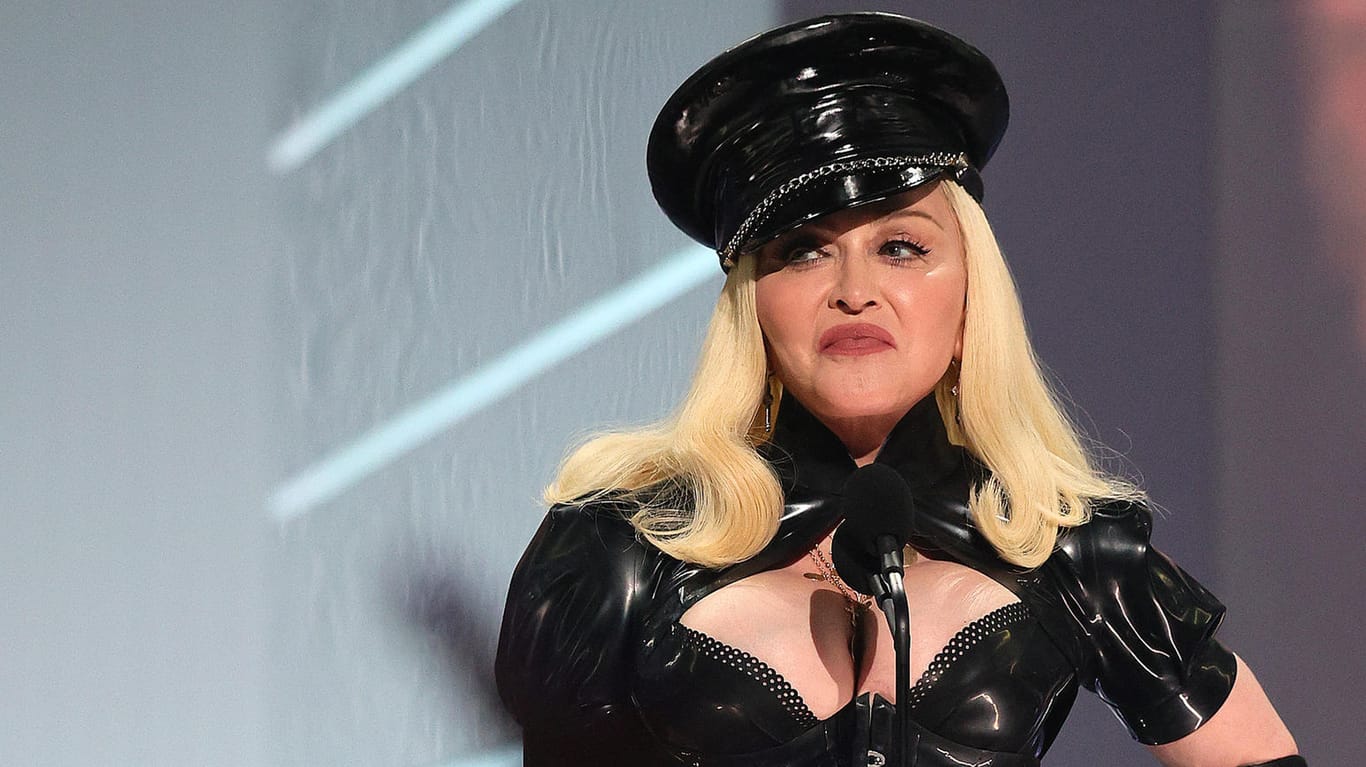 Madonna: Die Sängerin lässt auf Instagram gerne mal die Hüllen fallen.