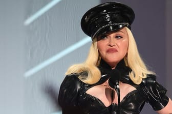 Madonna: Die Sängerin lässt auf Instagram gerne mal die Hüllen fallen.