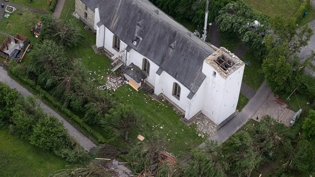 Luftbild zeigt massive Tornadoschäden