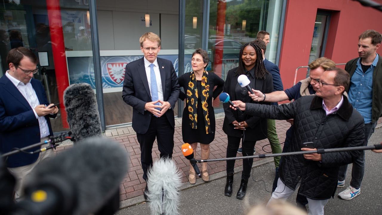 Ministerpräsident Daniel Günther (l-r) gibt mit Monika Heinold und Aminata Touré von den Grünen ein Statement ab. Ministerpräsident Daniel Günther (l-r) gibt mit Monika Heinold und Aminata Touré von den Grünen ein Statement ab.