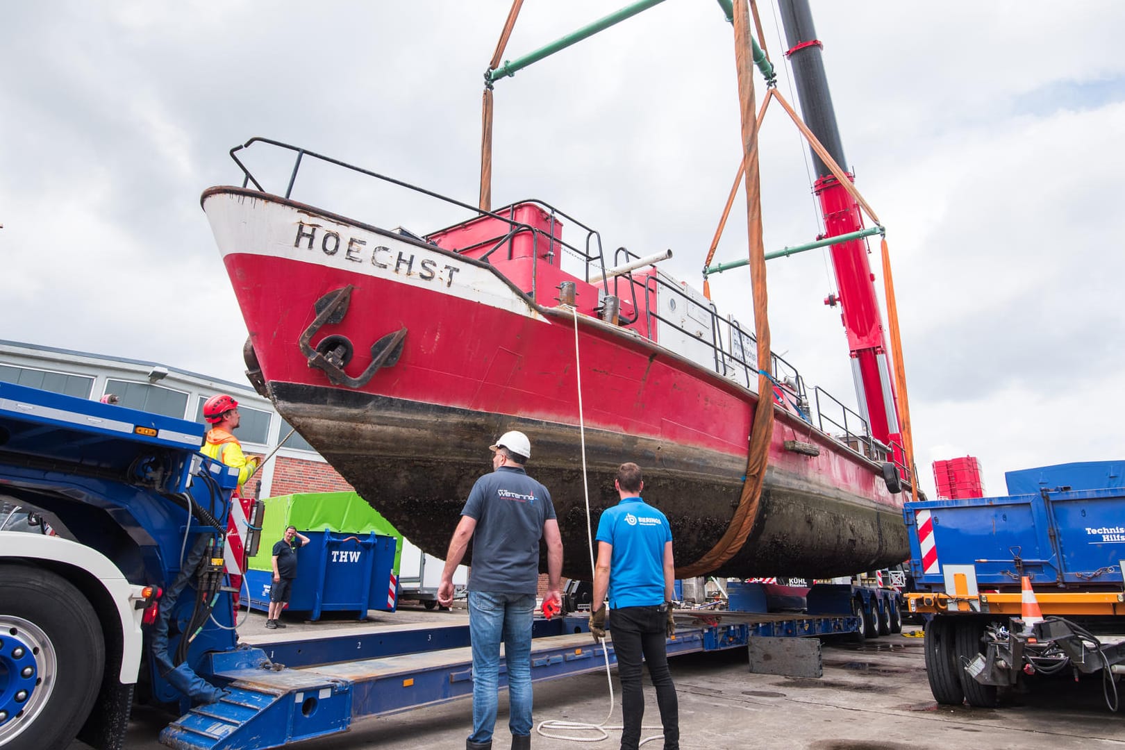 Ein Autokran hebt die "Hoechst" auf den Anhänger: Wegen der Größe des Schiffs muss der Schwertransport einen Umweg fahren.