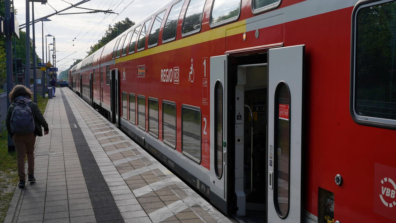 Zugfahrt für einen kleinen Preis: Mit dem 9-Euro-Ticket können Bahnkunden den ganzen Monat den Regionalverkehr nutzen.