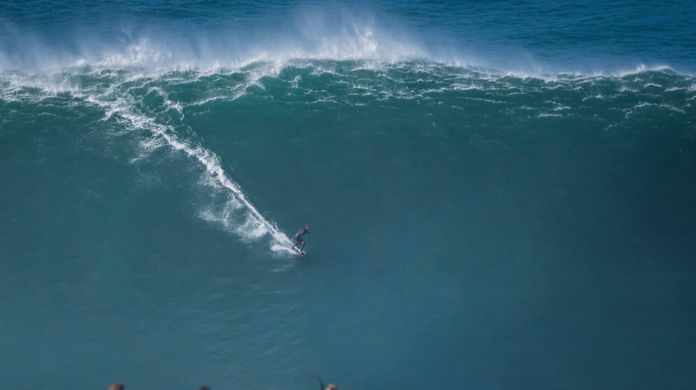 Sebastian Steudtner: Über 26 Meter hoch war die Welle, die der deutsche Surfer im portugiesischen Nazaré ritt.