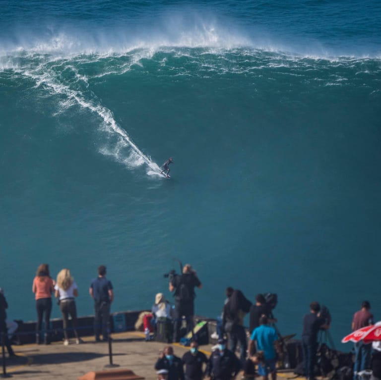 Sebastian Steudtner: Über 26 Meter hoch war die Welle, die der deutsche Surfer im portugiesischen Nazaré ritt.