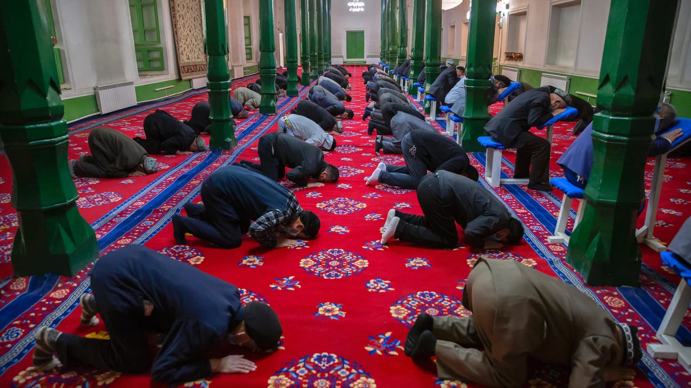 Uiguren und andere Gläubige beten in der Id-Kah-Moschee in Kashgar in der Region Xinjiang: Die Uiguren zählen zu den Turkvölkern.