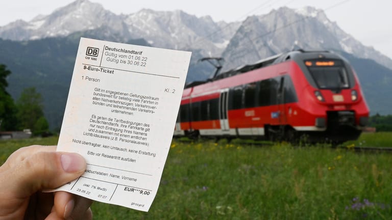 Seit Montag sind die 9-Euro-Tickets auch über die Deutsche Bahn zu kaufen.