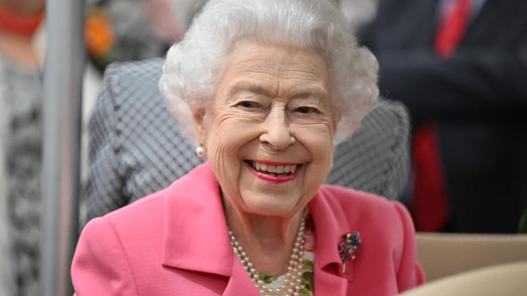 Queen Elizabeth II.: Die Monarchin hat zu einem Jahrzehnte alten Schmuckstück gegriffen.