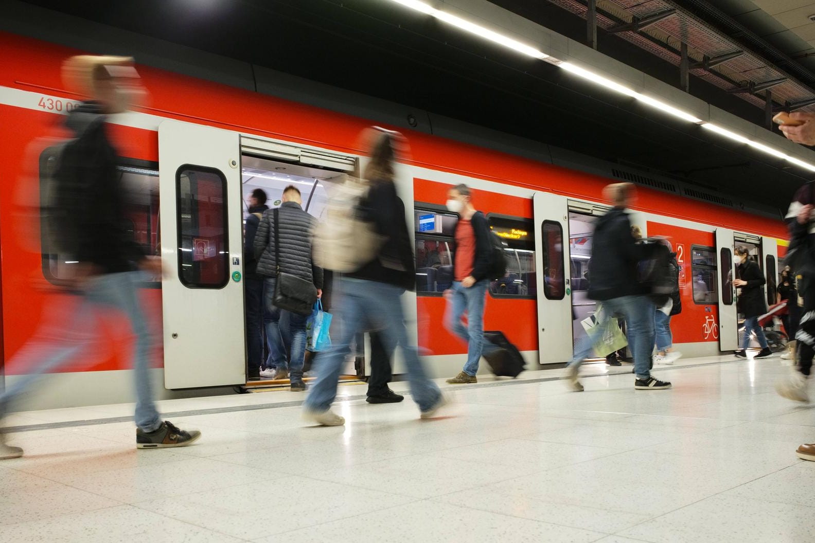 Eine S-Bahn am Stuttgarter Hauptbahnhof (Symbolbild): Auch auf der Tunnelstrecke kommt es zu Bauarbeiten.