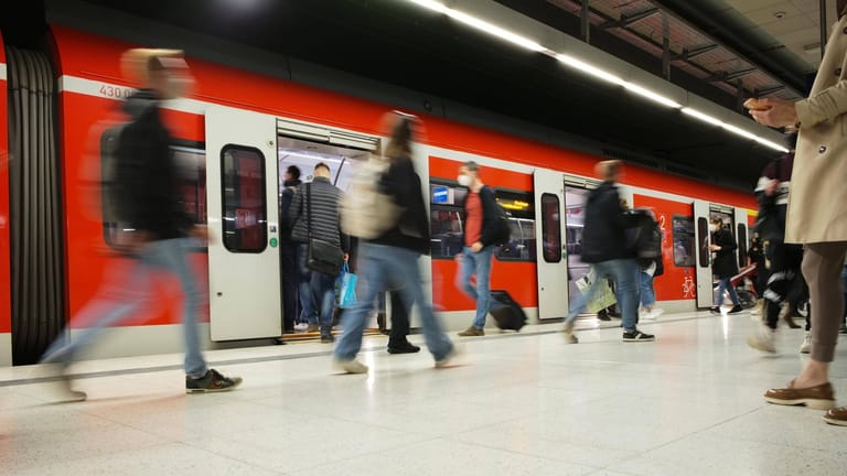 Eine S-Bahn am Stuttgarter Hauptbahnhof (Symbolbild): Auch auf der Tunnelstrecke kommt es zu Bauarbeiten.