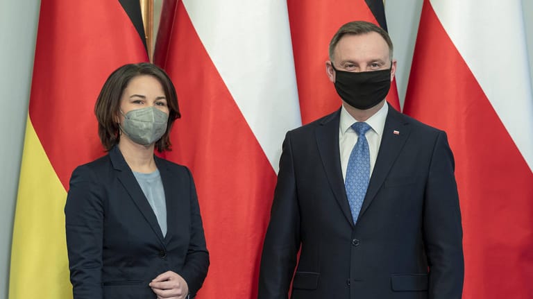 Annalena Baerbock (l.) und Andrzej Duda: Der polnische Präsident wirft der Bundesregierung vor, ihr Versprechen nicht gehalten zu haben.