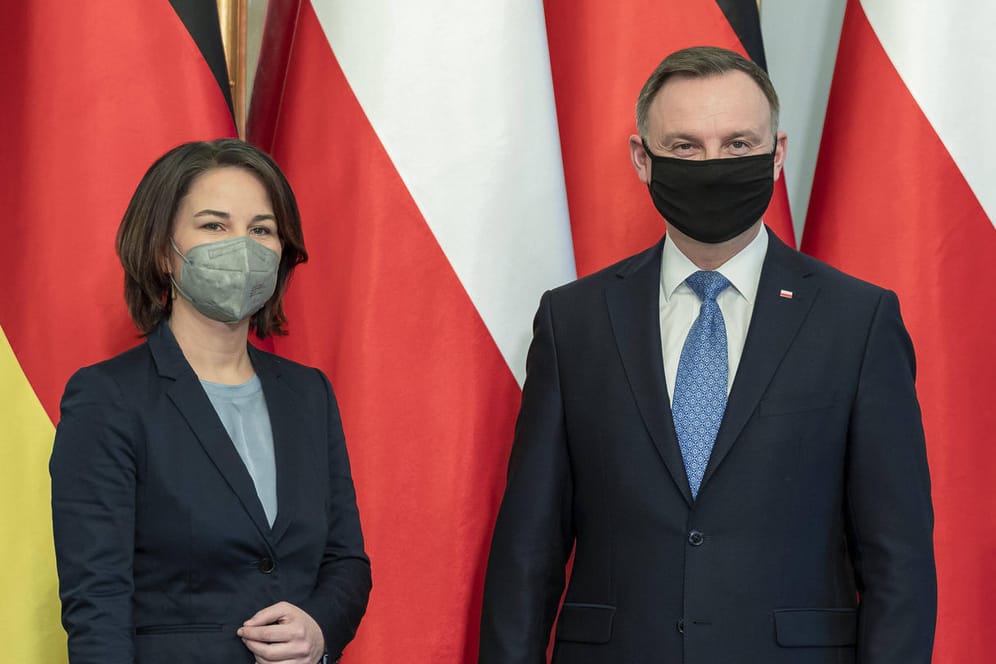 Annalena Baerbock (l.) und Andrzej Duda: Der polnische Präsident wirft der Bundesregierung vor, ihr Versprechen nicht gehalten zu haben.