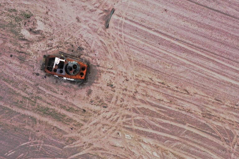 Ein militärisches Fahrzeug steht in der Ukraine auf einem verminten Weizenfeld: Das Land kann sein Getreide kaum noch exportieren.