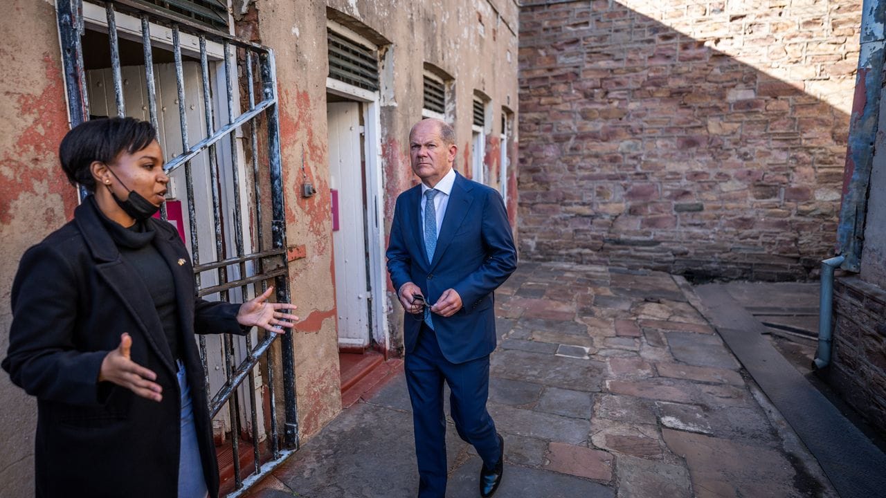 Scholz besichtigt das ehemalige Gefängnis "Number Four", in dem während der Apartheid auch zahlreiche politische Gefangene einsitzen mussten. Scholz besichtigt das ehemalige Gefängnis "Number Four", in dem während der Apartheid auch zahlreiche politische Gefangene einsitzen mussten.