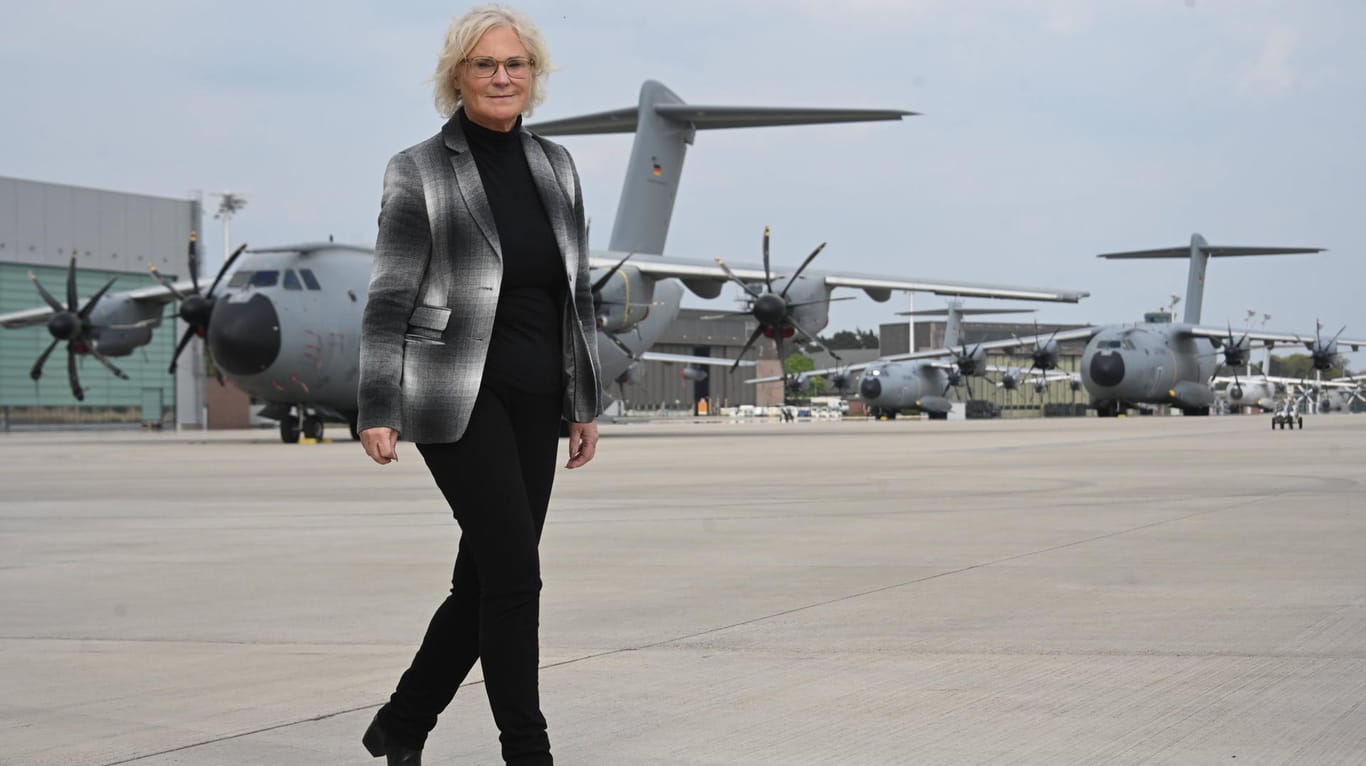 Verteidigungsministerin Lambrecht vor Maschinen der Luftwaffe: Schafft sie das?