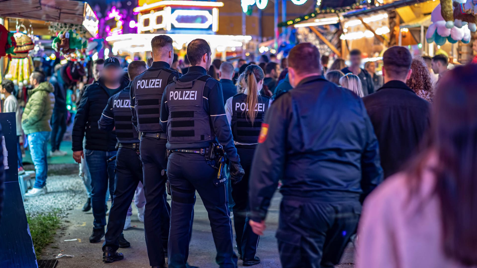 Polizeibeamte auf der Kirmes nach der Tat (Archivbild): Ein Mann kam durch die Schüsse ums Leben.