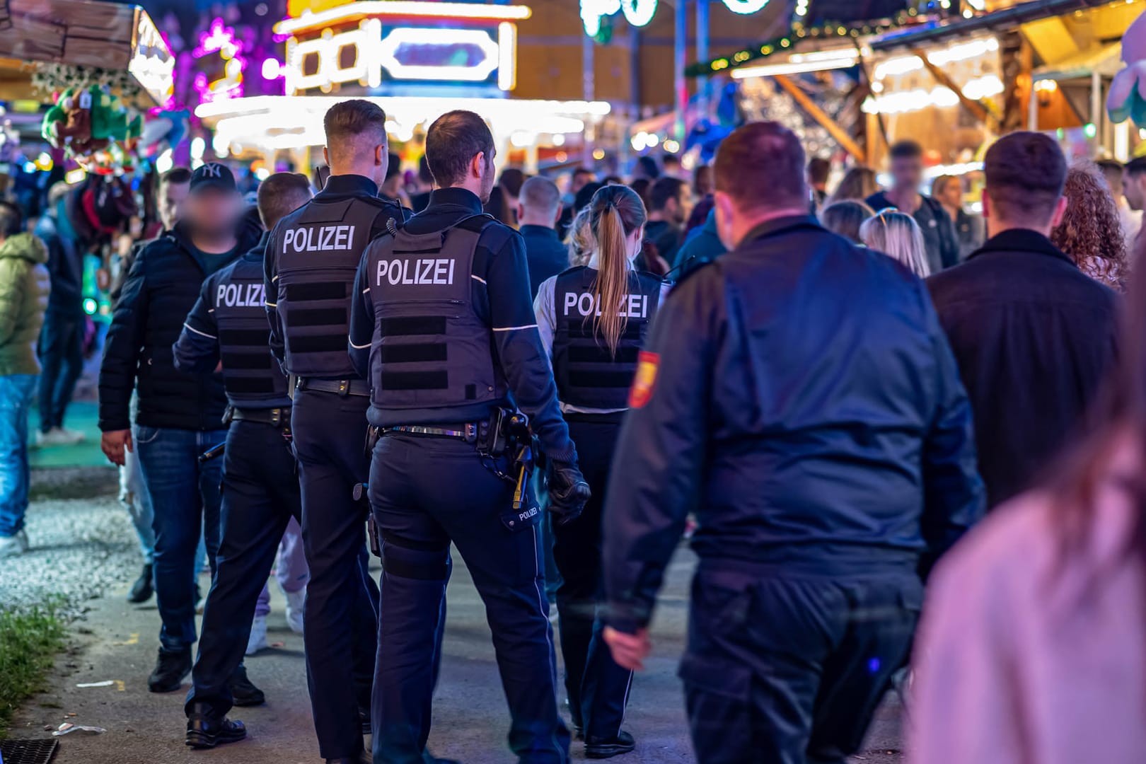 Polizeibeamte auf der Kirmes nach der Tat (Archivbild): Ein Mann kam durch die Schüsse ums Leben.