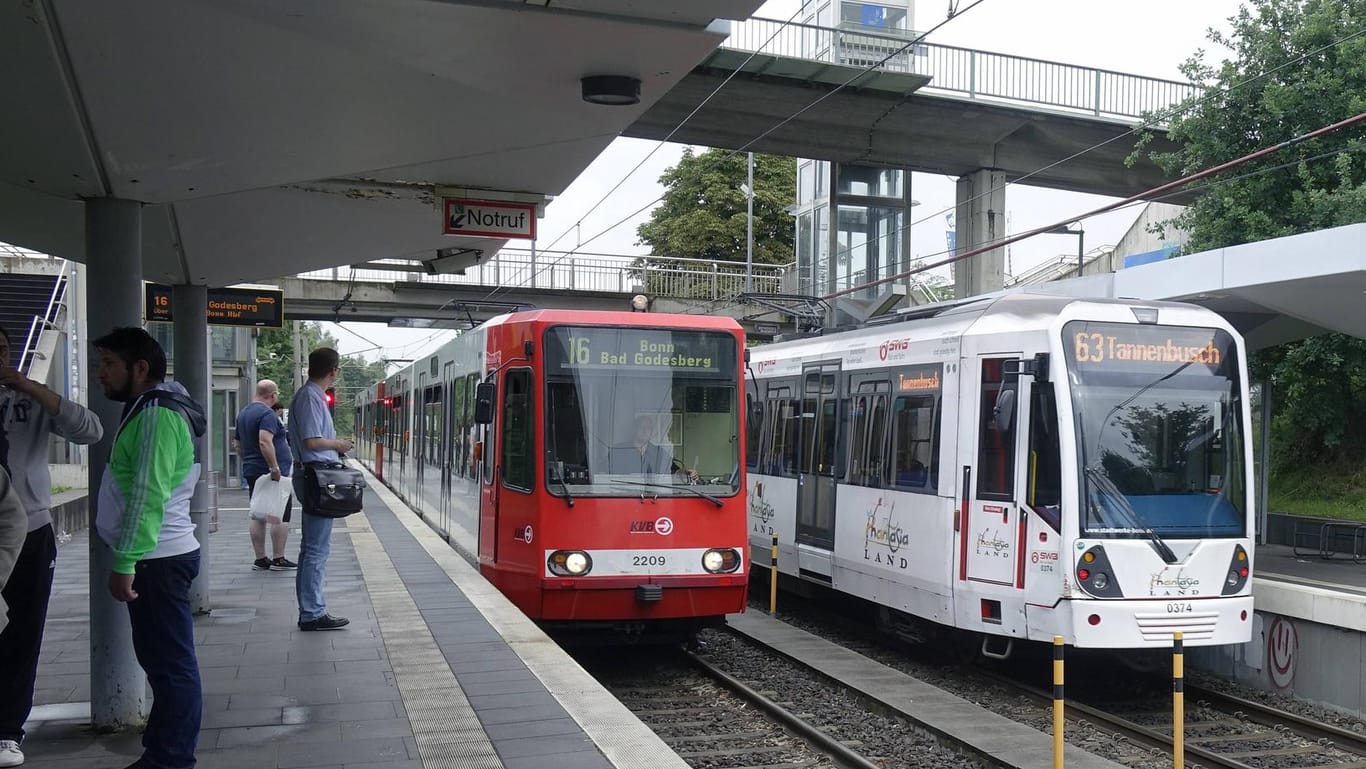 Stadtbahnen in Bonn (Symbolbild): Ein Mann sprang den Frauen zur Seite.