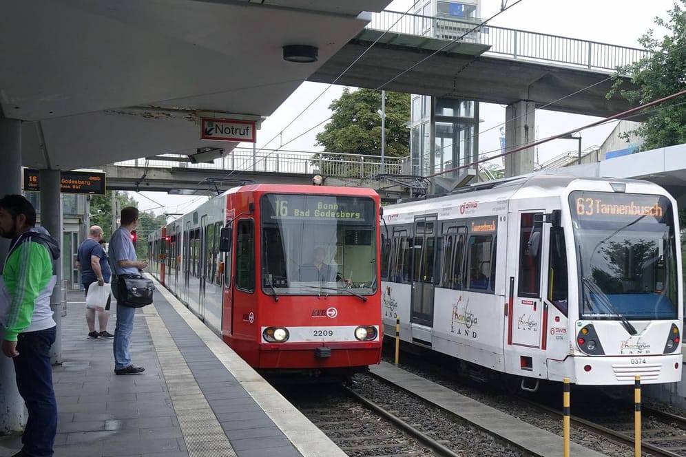 Stadtbahnen in Bonn (Symbolbild): Ein Mann sprang den Frauen zur Seite.