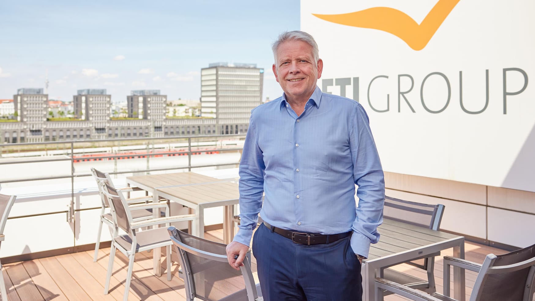 "Wir leisten einen großen Beitrag zur Völkerverständigung", so FTI-Chef Ralph Schiller. Hier auf der Dachterrasse des Touristikunternehmens.