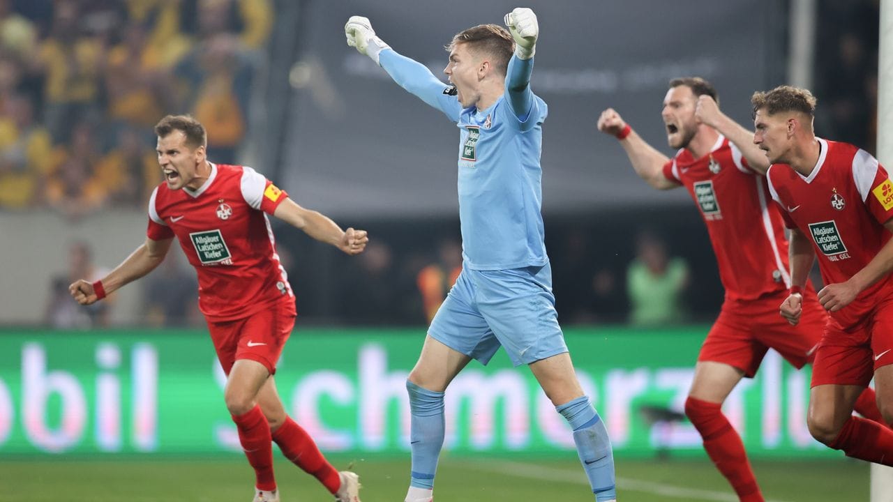 Kaiserslauterns Torwart Matheo Raab (M) jubelt nach dem Treffer zum 1:0.