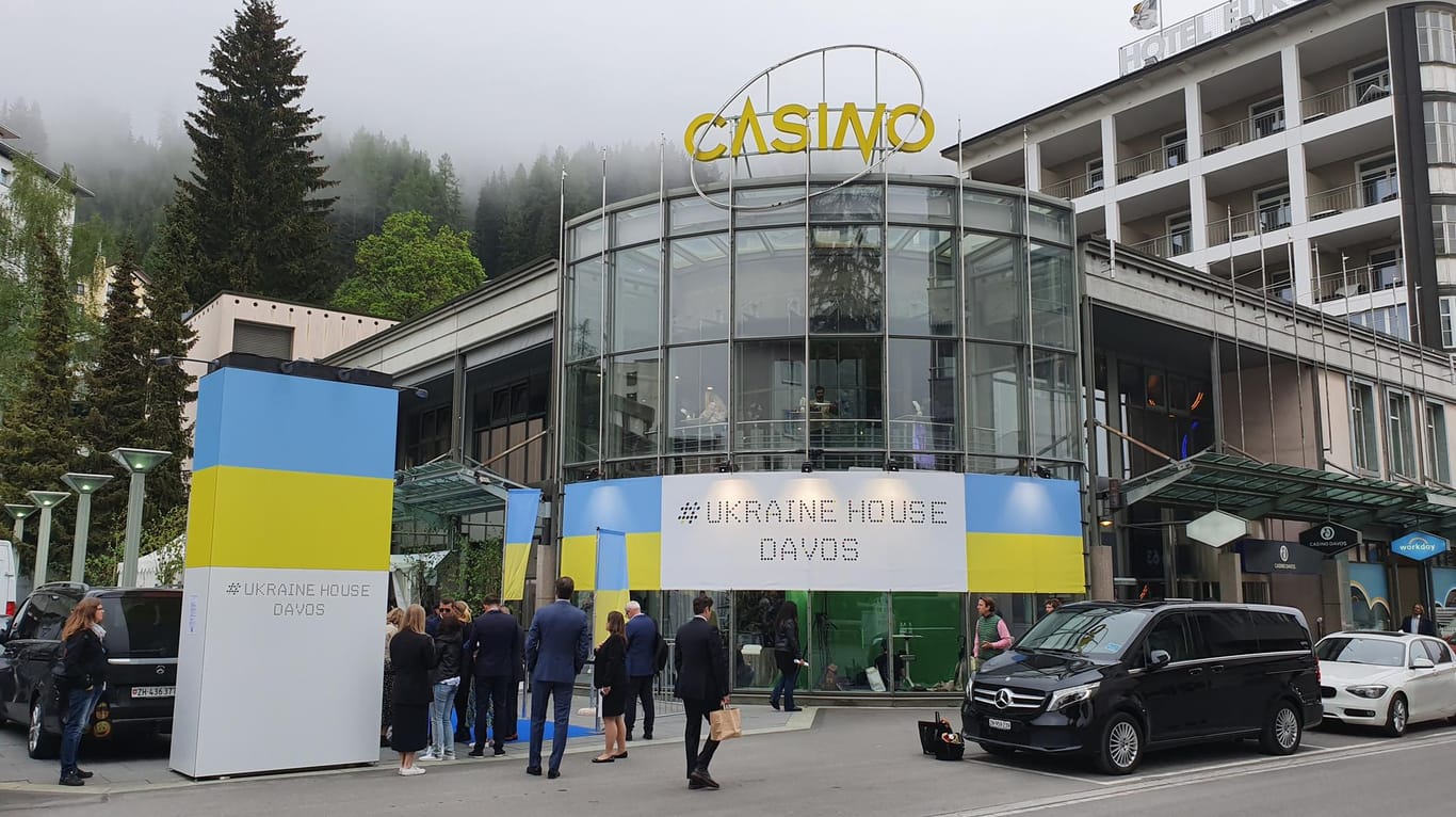 Blau und gelb: Die Ukraine ist ebenfalls mit einem Veranstaltungsort in Davos vertreten.