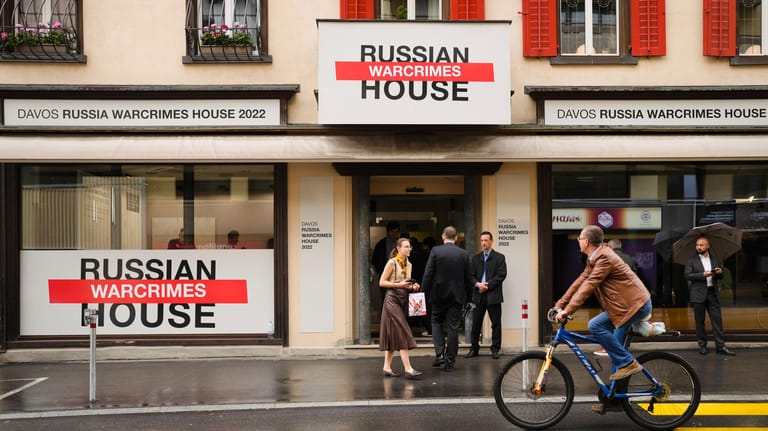 "Das Haus der russischen Kriegsverbrechen": In den vergangenen Jahren feierte die russische WEF-Delegation hier Partys.