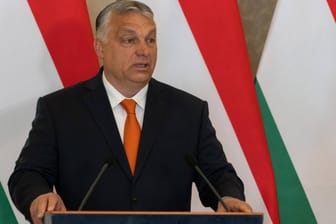 Viktor Orban bei einer Pressekonferenz (Archivbild): Der ungarische Regierungschef hat jetzt den Notstand verhängt.