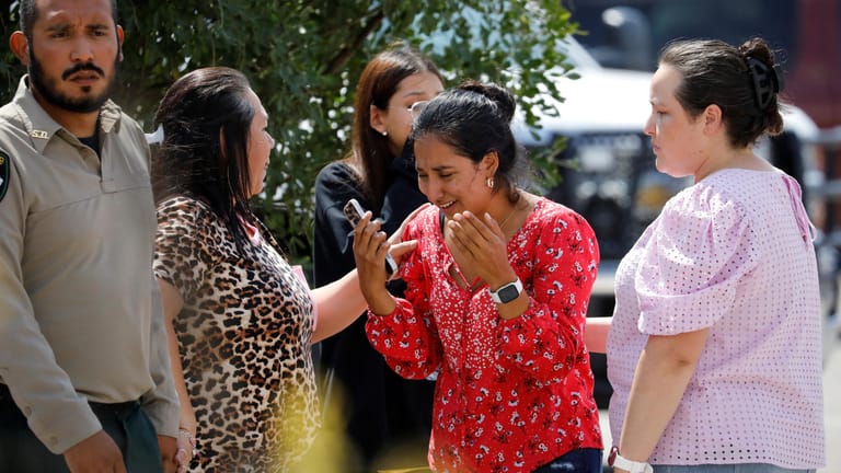 Eine Frau zeigt sich erschüttert außerhalb des Krankenhauses, in das die Opfer gebracht wurden.