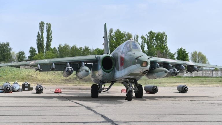 Ein Su-25-Kampfjet am Boden (Symbolbild): In einem solchen Modell soll ein russischer Ex-General abgeschossen worden sein.