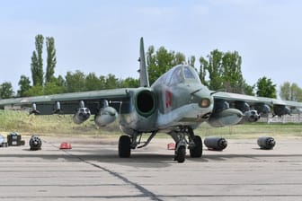 Ein Su-25-Kampfjet am Boden (Symbolbild): In einem solchen Modell soll ein russischer Ex-General abgeschossen worden sein.