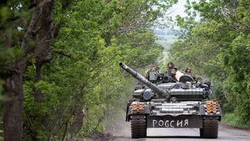 Ein russischer Panzer in Luhansk (Archivbild): Angeblich soll die Offensive verlangsamt werden, um Dörfer zu evakuieren.