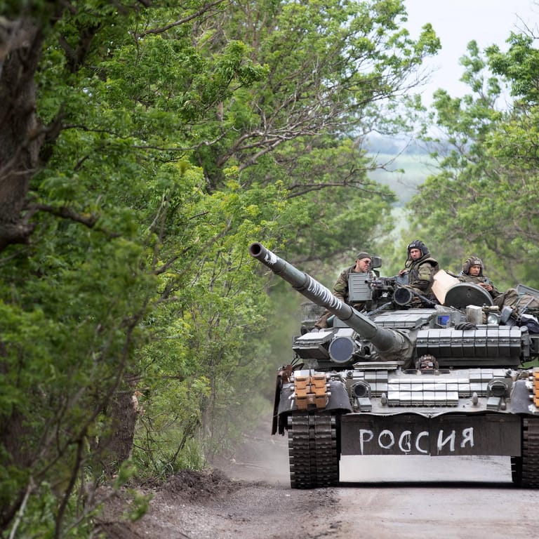 Ein russischer Panzer in Luhansk (Archivbild): Angeblich soll die Offensive verlangsamt werden, um Dörfer zu evakuieren.