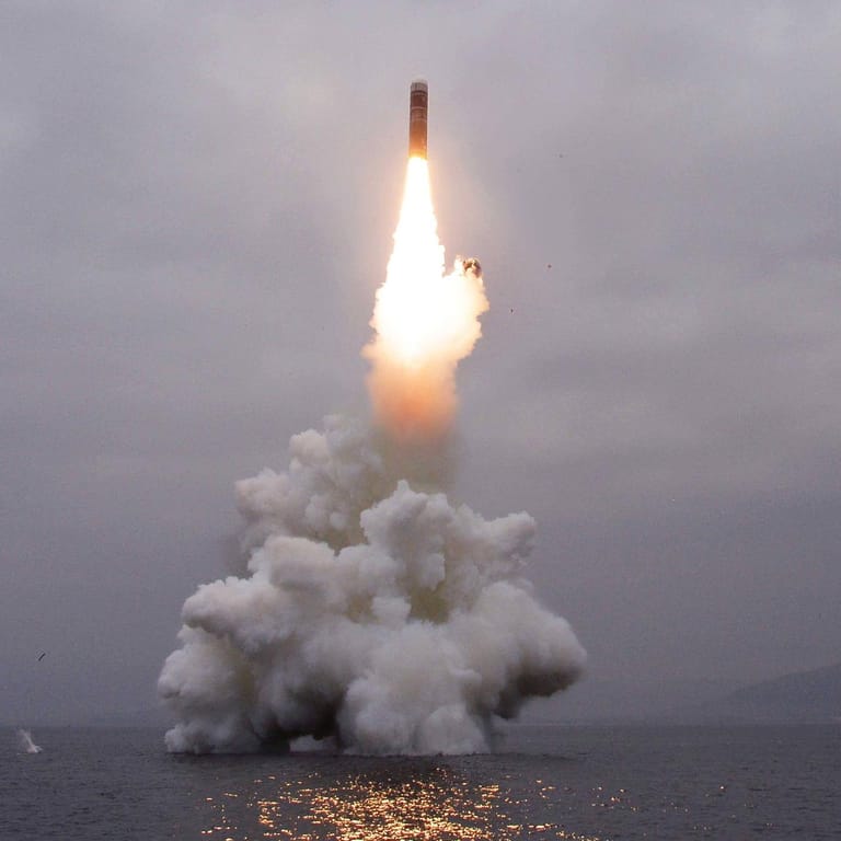 Eine Rakete wird von einem nordkoreanischen U-Boot abgefeuert (Archivbild): Das Land soll erneut Tests durchgeführt haben.