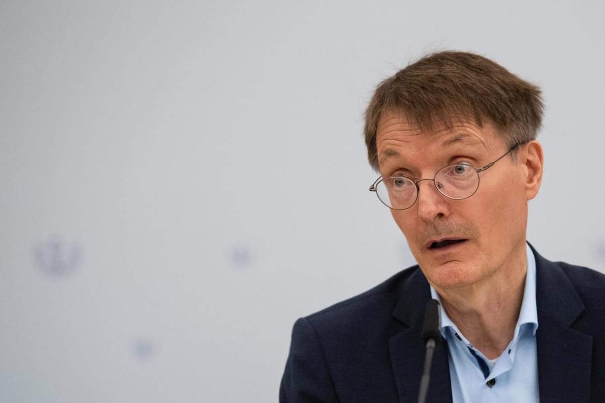 Karl Lauterbach bei einer Pressekonferenz (Archivbild): Der Gesundheitsminister will die Einreiseregeln lockern.
