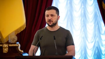 Wolodymyr Selenskyj spricht bei einer Veranstaltung (Archivbild); Er fordert weitere schwere Waffen für sein Land.