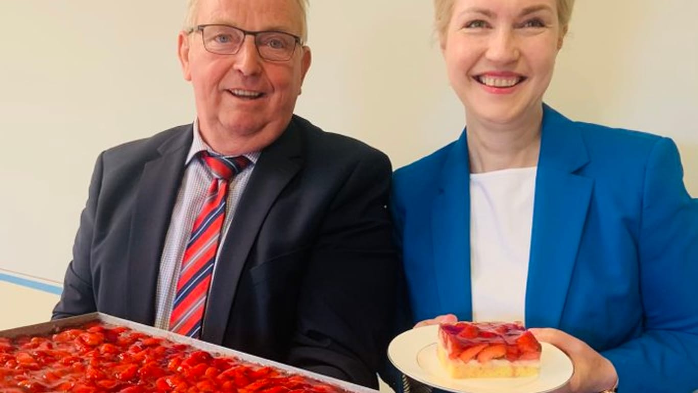 Manuela Schwesig und Till Backhaus: Ein großes Blech Erdbeerkuchen zum Geburtstag.