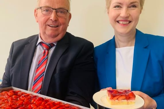 Manuela Schwesig und Till Backhaus: Ein großes Blech Erdbeerkuchen zum Geburtstag.