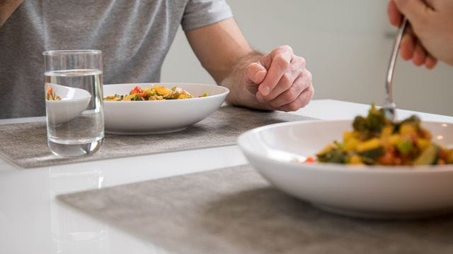 Trinkt man während einer Mahlzeit, bremst das die Verdauung nicht aus, sondern nutzt ihr sogar.