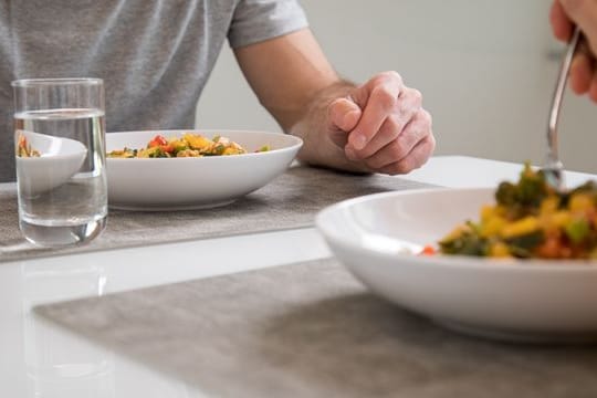 Trinkt man während einer Mahlzeit, bremst das die Verdauung nicht aus, sondern nutzt ihr sogar.