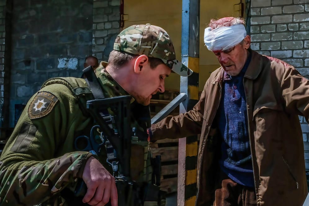 Ein Soldat hilft einem verwundeten Mann in Severodonetsk (Archivbild): Im Osten des Landes wird weiterhin heftig gekämpft.