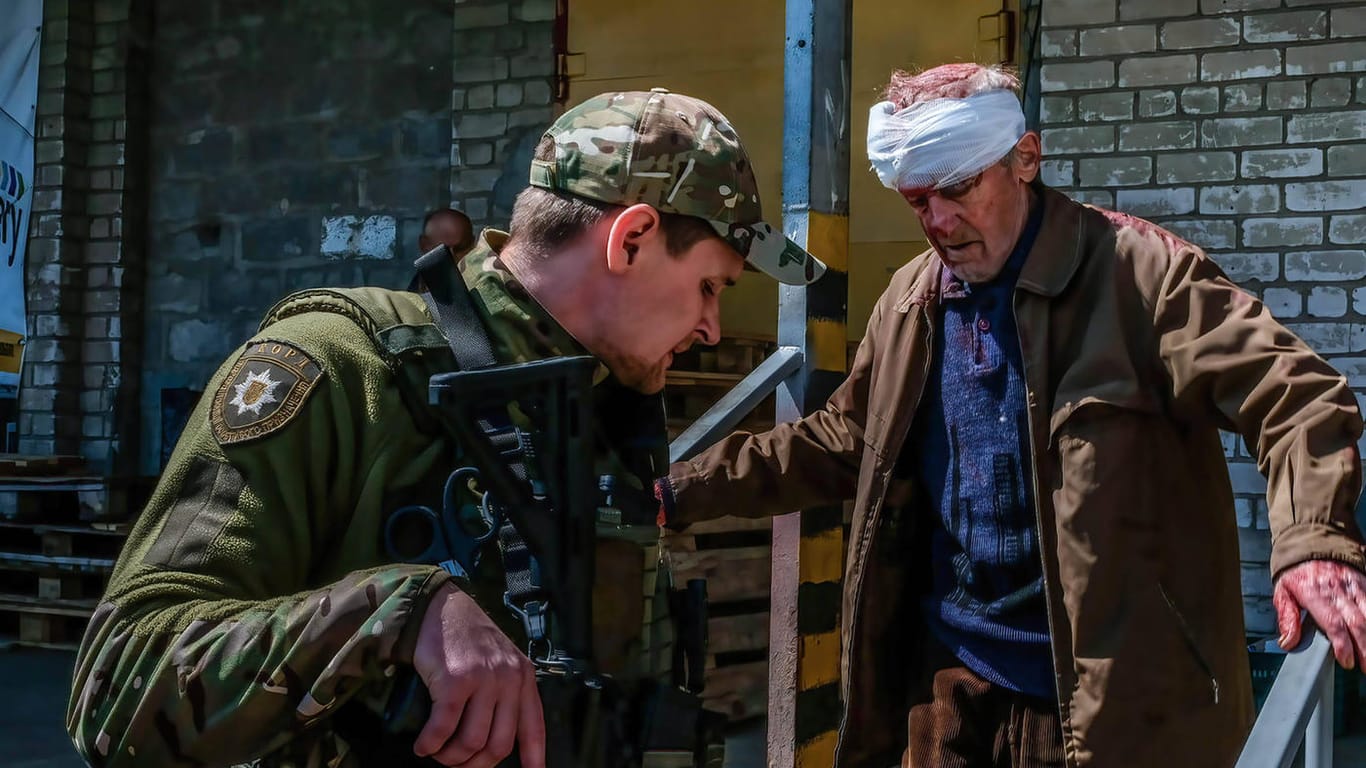 Ein Soldat hilft einem verwundeten Mann in Severodonetsk (Archivbild): Im Osten des Landes wird weiterhin heftig gekämpft.