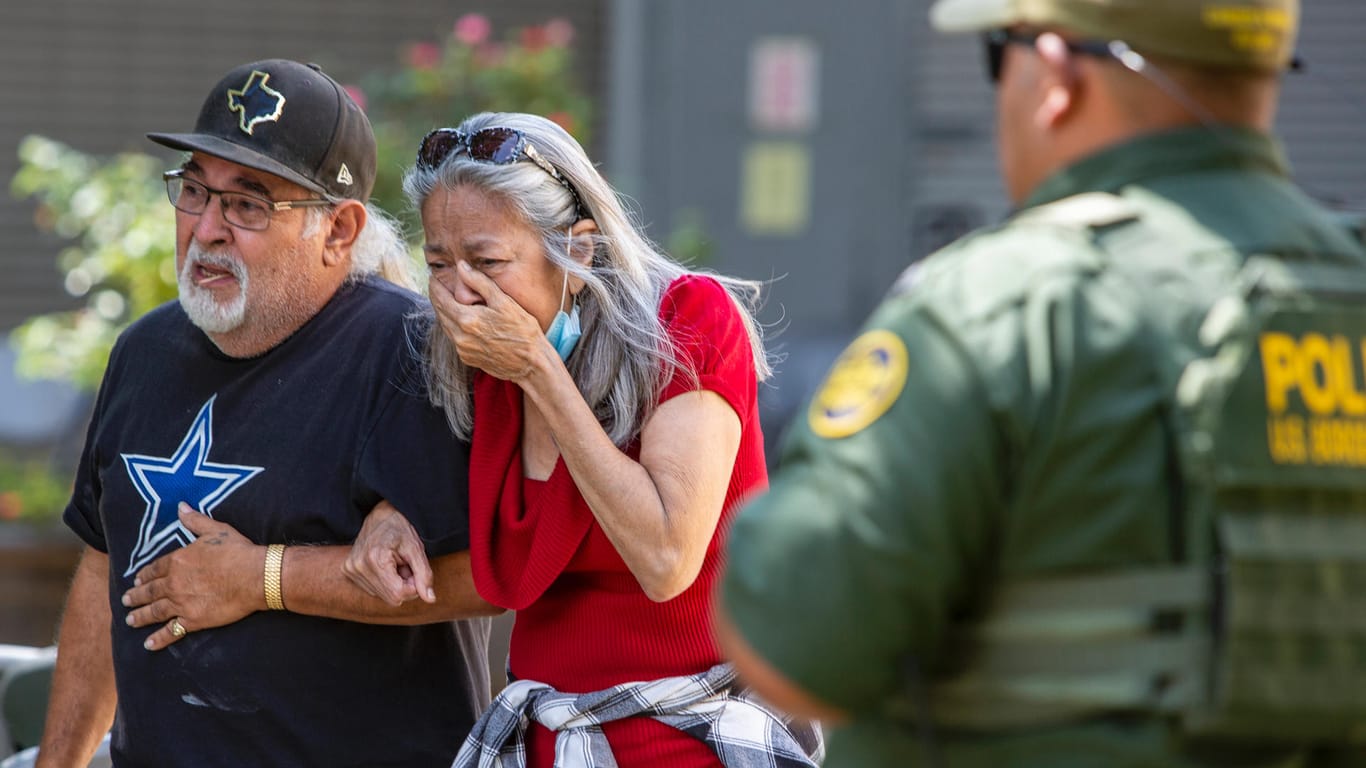Schock in Texas: Eine Frau weint, als sie das Uvalde Civic Center verlässt.