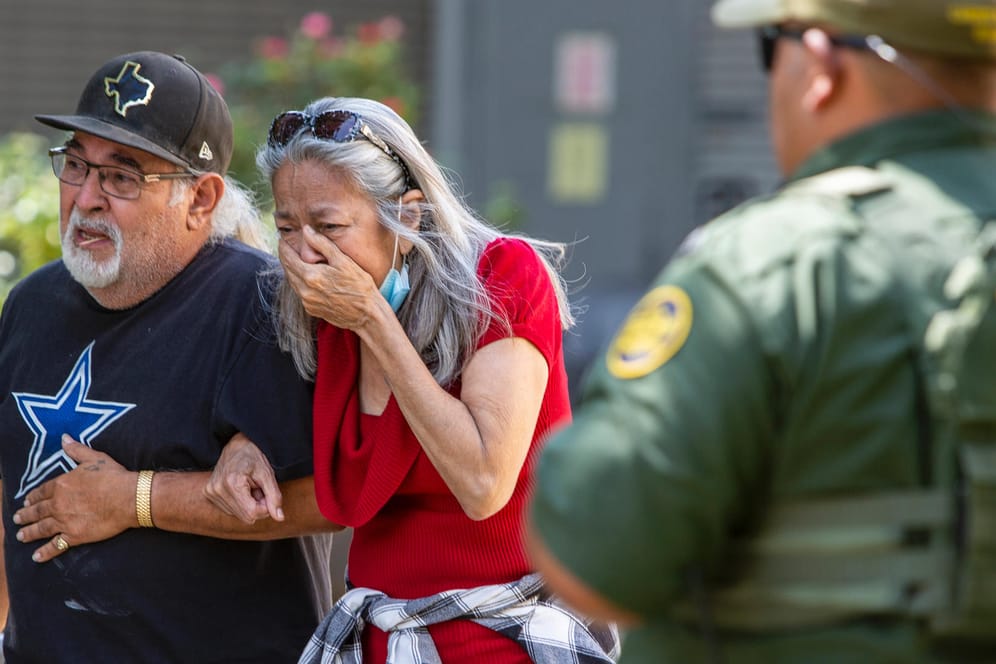 Schock in Texas: Eine Frau weint, als sie das Uvalde Civic Center verlässt.