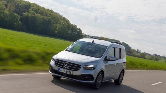 Mercedes bringt mit der T-Klasse eine neue Großraumlimousine auf den Markt - erstmals gibt es den Kombi auch als elektrischen EQT.