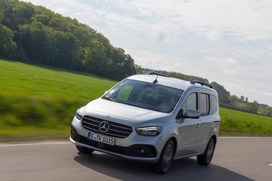 Mercedes bringt mit der T-Klasse eine neue Großraumlimousine auf den Markt - erstmals gibt es den Kombi auch als elektrischen EQT.