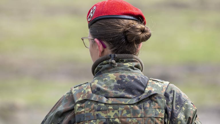 Soldatin bei Truppenübung (Symbolfoto): Der Fall einer Bundeswehrkommandeurin wird in Leipzig verhandelt.